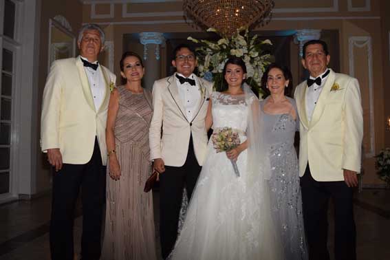 Los recién casados junto a sus padres Eduardo Carrillo y Claudia Santos; Marco Manzano y Rosario Noguera. 